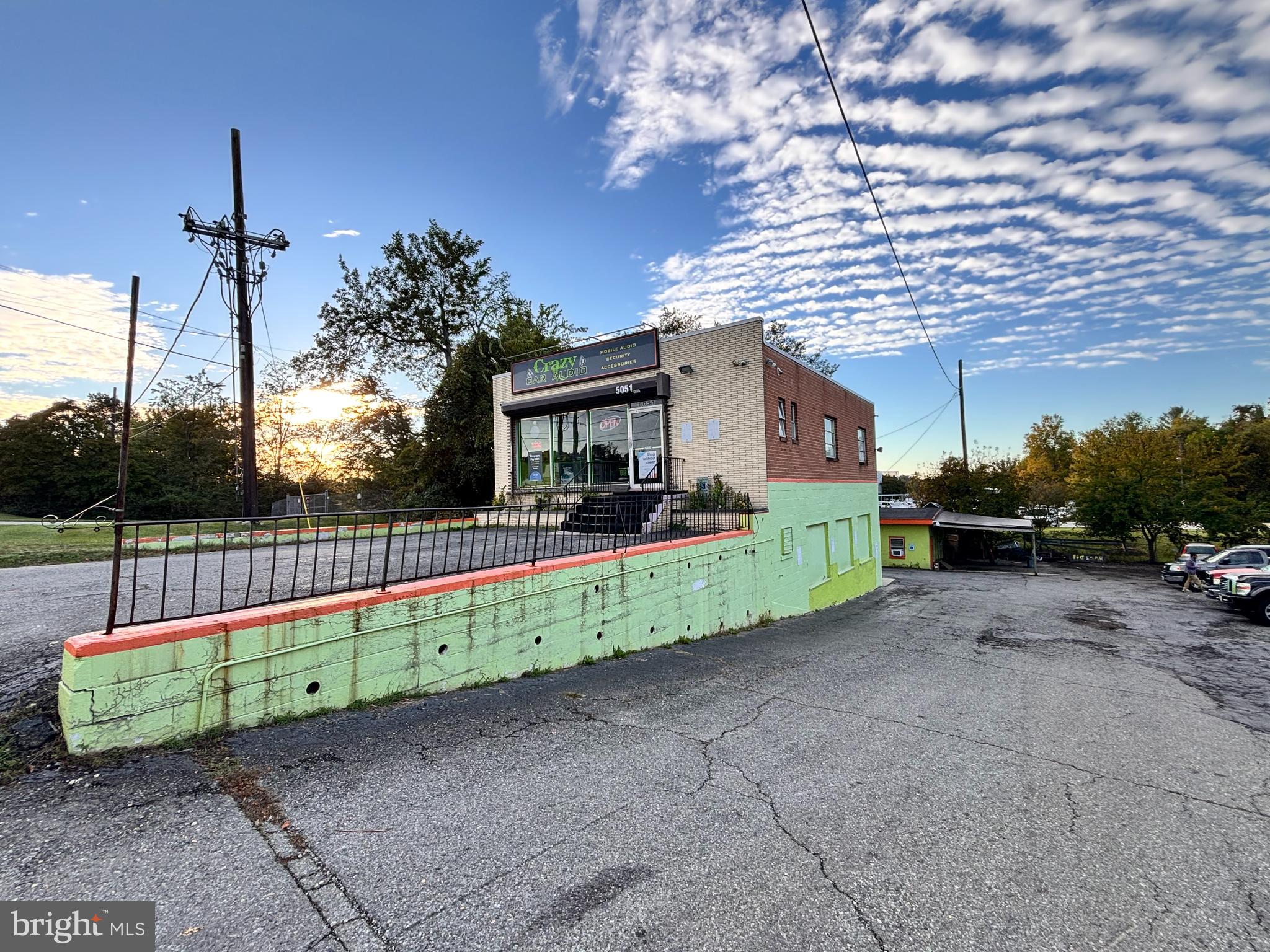 Main image without alt text