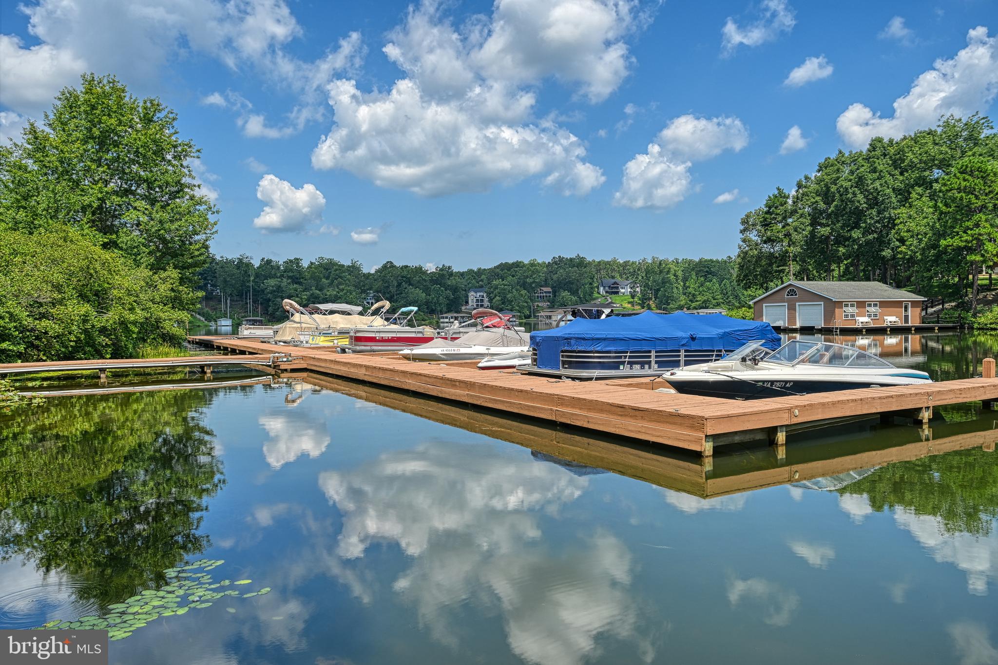 PINE HARBOUR - Residential