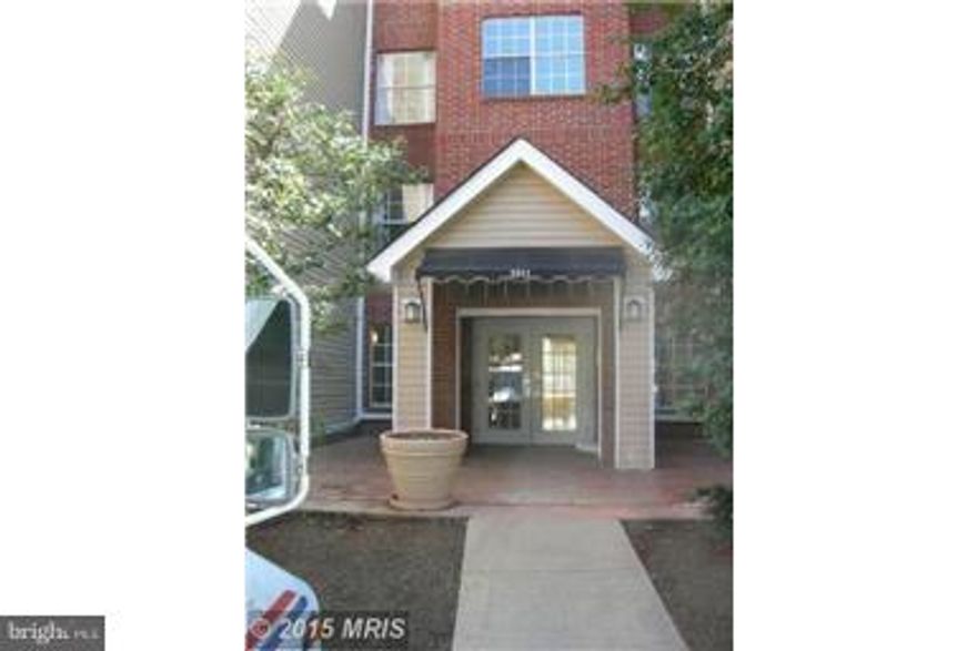 SPACIOUS CARLYLE MODEL WITH SUNROOM/DEN**LARGEST 1 BR AT THE POINTE*SHUTTLE TO METRO*FRENCH DOORS TO DEN PLUS FIREPLACE IN LIVING RM*GATED COMMUNITY*POOL,HOT TUB,EXERCISE GYM/SPA,PARTY ROOM*ASSIGNED GARAGE PARKING SPACE*