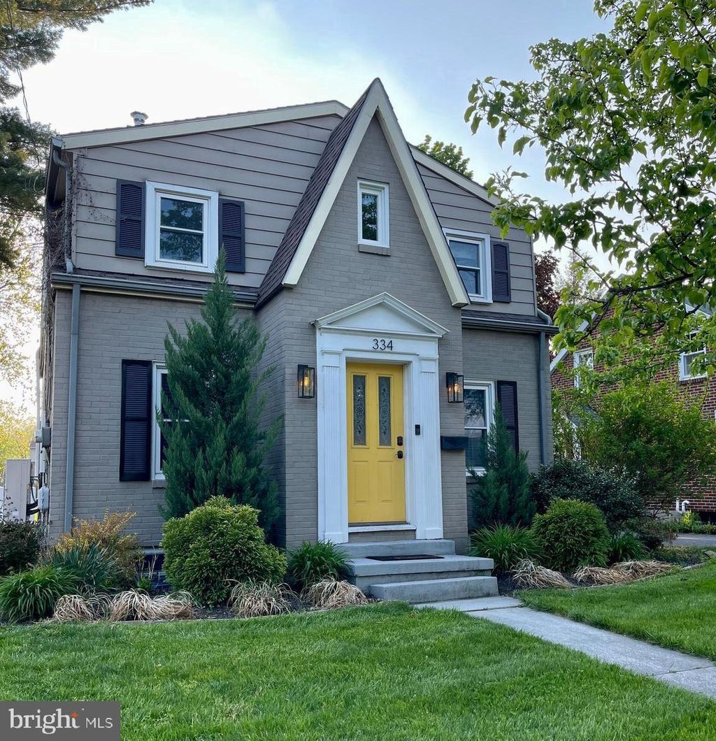 Photo of 334 N BROAD ST, LITITZ, PA 17543 (MLS # PALA2034176)