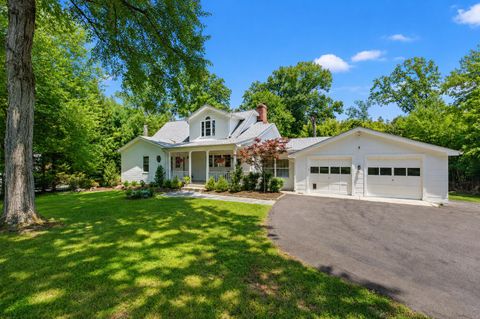 Photo of 2627 Five Oaks Road, VIENNA, VA 22181 (MLS # VAFX2325652)