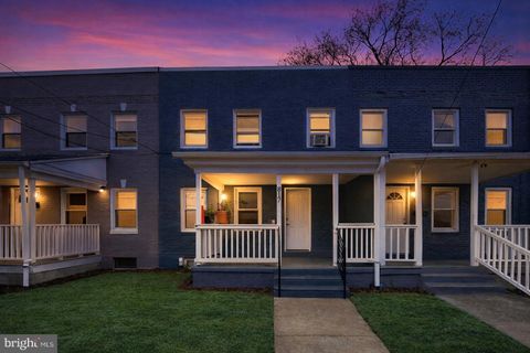 Townhouse For Sale - 817 Tulip Street<br/> CAMDEN, NJ 08104