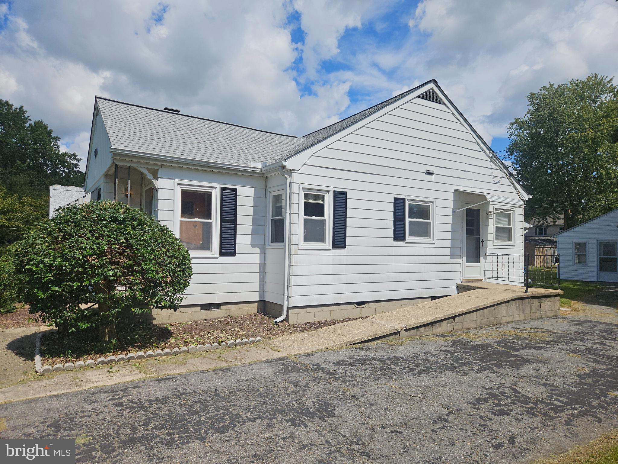 412 TRIPPE AVENUE