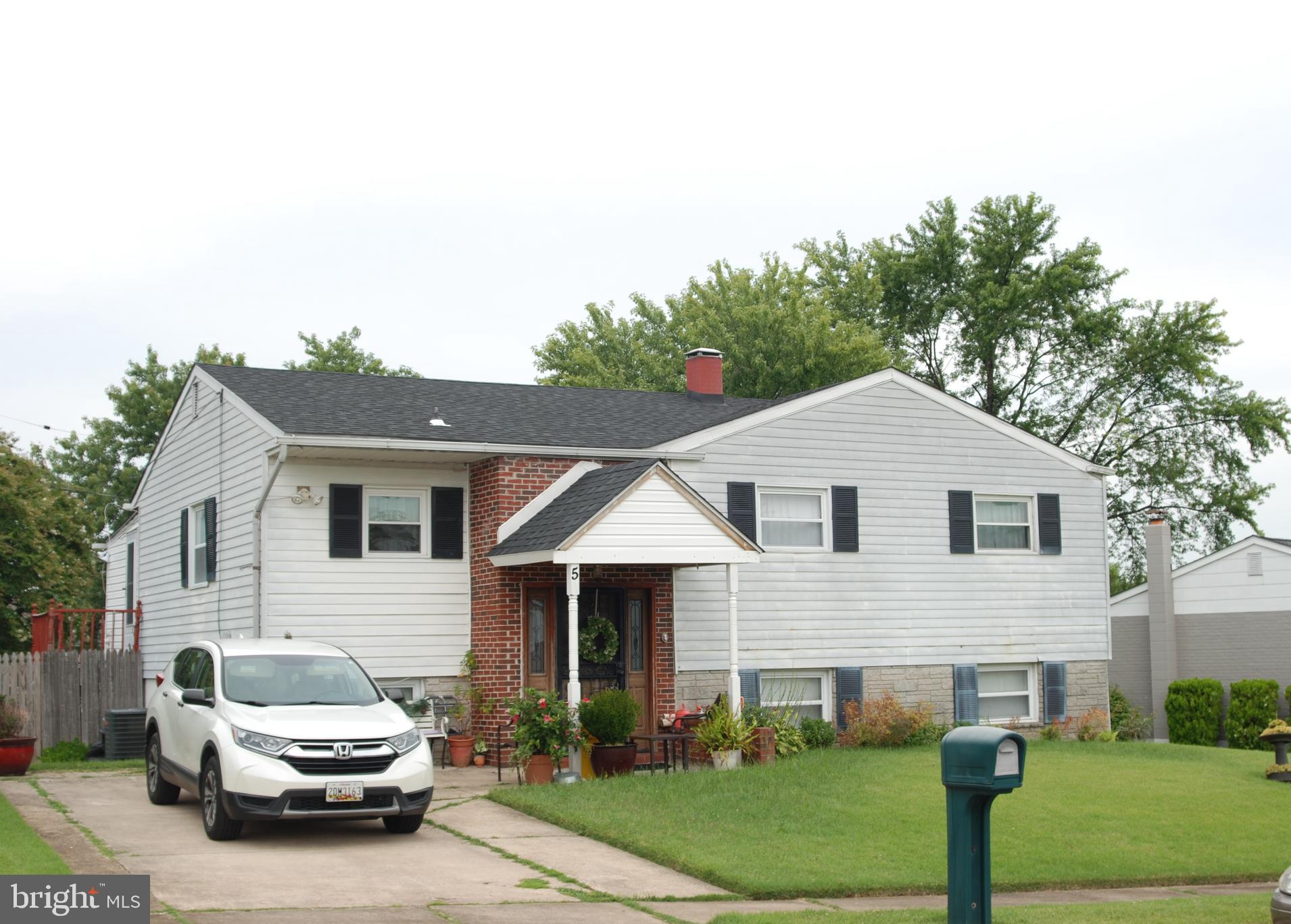 Don't miss this great opportunity to own this spacious home in the neighborhood of Hamiltowne! Upon entry, you will be welcomed with a spacious living room that opens to a formal dining room that leads to a enclosed sunroom, separate kitchen, three nice bedrooms, and a full bath.
Lower level offer 3 bedrooms , a full bath, large laundry room and enclose porch in the rear.
This home is conveniently located near 695, I95 and Rt. 40. Plenty of shopping centers nearby and Restaurants.
"THIS PROPERTY IS SOLD AS IS"