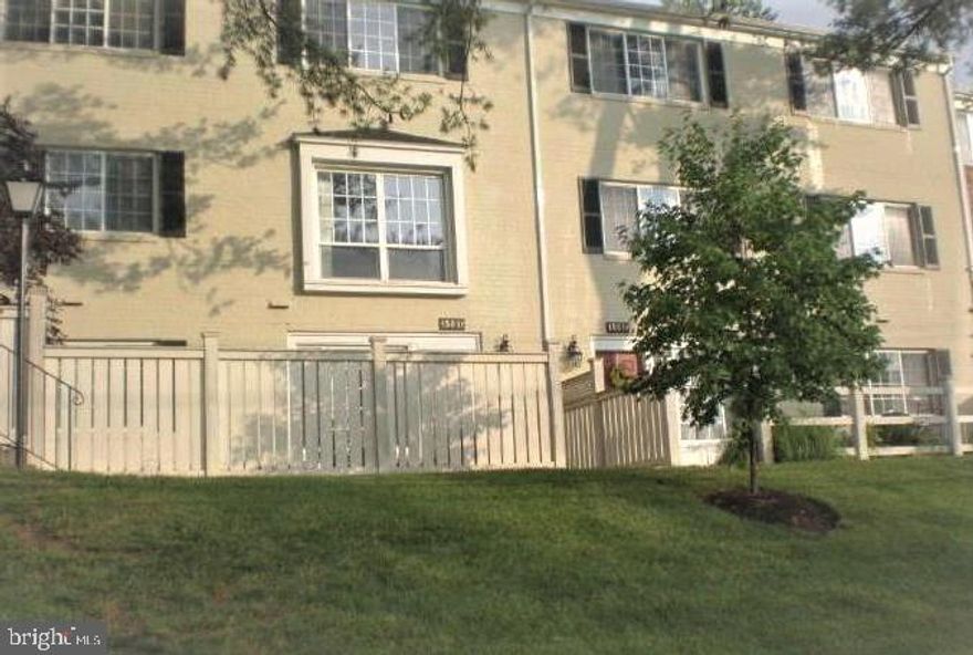 Stunning, Large 1 Bedroom Condo at the heart of everything. Completely renovated in 2006. Huge MB with huge Walk In closet. Semi-new appliances, hardwood floors. Full size W/D in Laundry room within unit. Ceiling fans in Living Room and Master Bedroom. Minutes to 395, DC, Pentagon, Steps to Metro Bus Stop. Close to shopping.