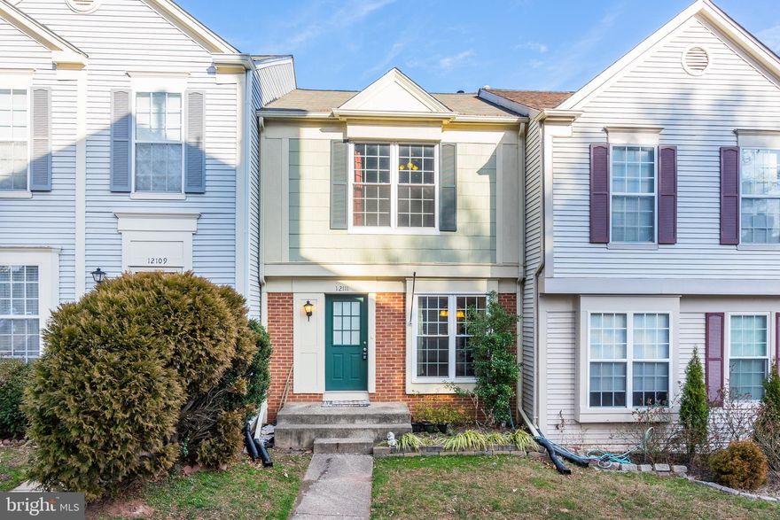 3-level spacious townhouse with a direct view of the Golf Course. 2 huge vaulted bedrooms w/ private full baths, upper-level laundry, wide-open lower level w/ full bath. Enjoy all the amenities of Penderbrook: Community center, fitness center and trails throughout! No smoking.
Available NOW.