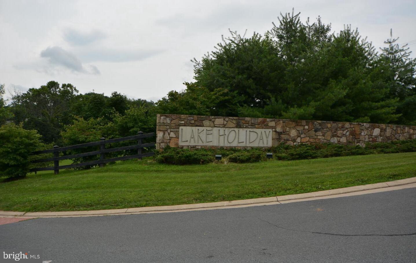 LAKE HOLIDAY ESTATES - Land