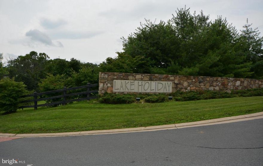 Non Buildable Membership Lot. Now is the perfect time to purchase a membership lot in the sought after Lake Holiday Estates. Spend the remainder of the summer swimming, boating, camping, golf, and enjoying all the amenities of this beautiful area.  You must be accompanied by an agent to enter Lake Holiday.