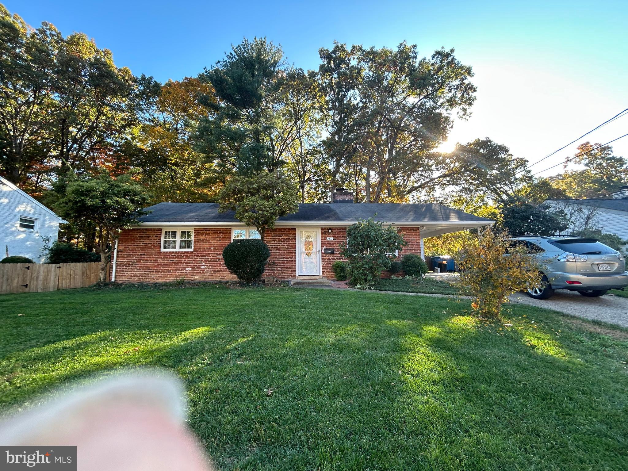 Beautiful 3 BRs 1.5 BAs SFH rambler in North Springfiield. Well kept and maintenance with update/new kitchen appliances. Move-in ready. Minutes to shopping mall, I395, I495... and DC.