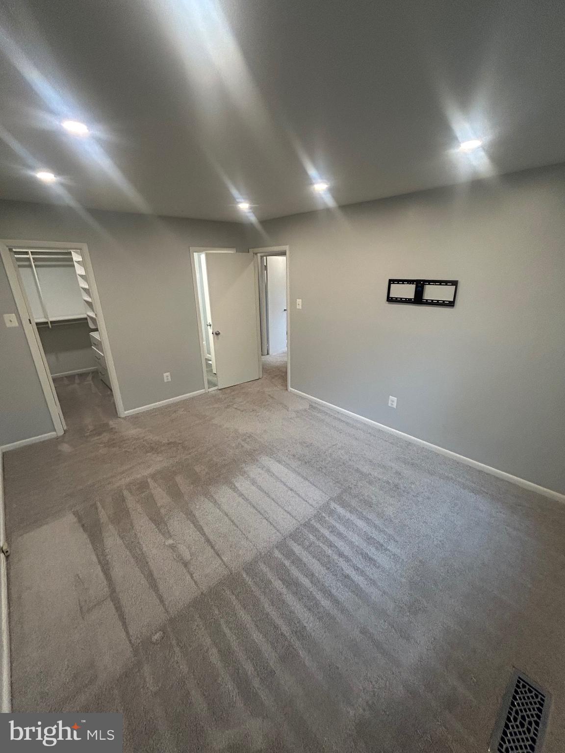 VILLAGE OF OAKLAND MILLS - Residential Lease