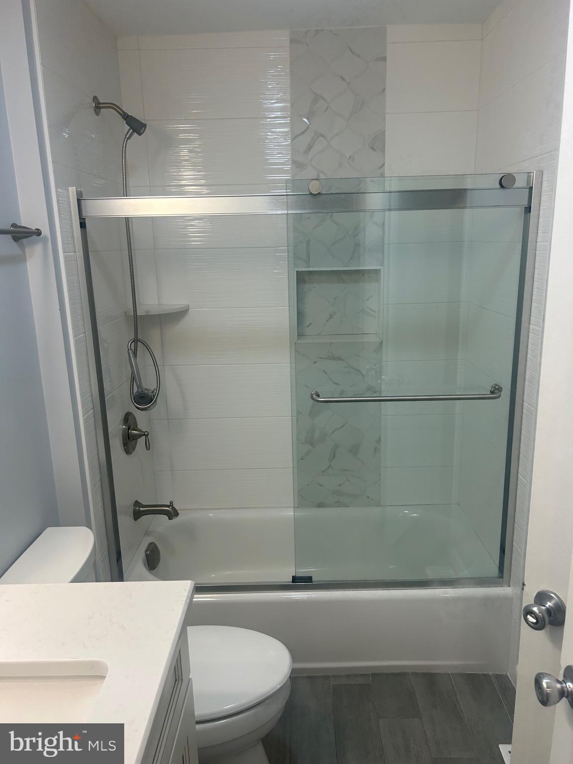 VILLAGE OF OAKLAND MILLS - Residential Lease