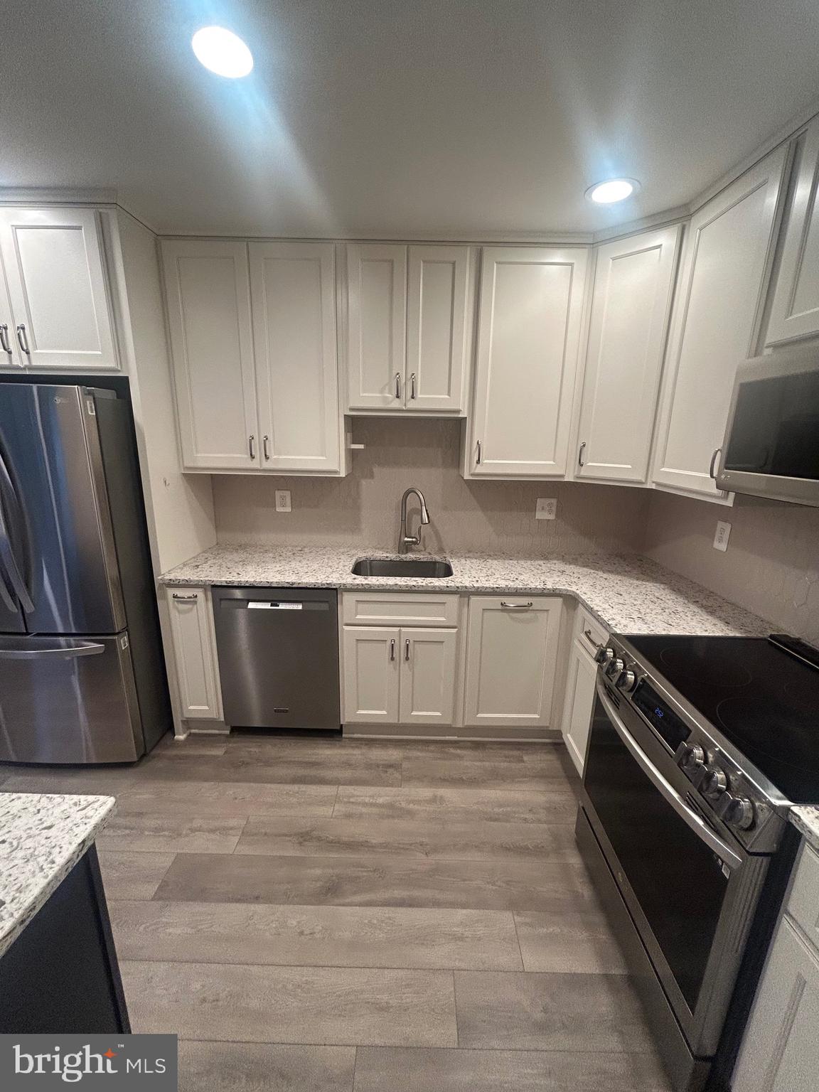 VILLAGE OF OAKLAND MILLS - Residential Lease