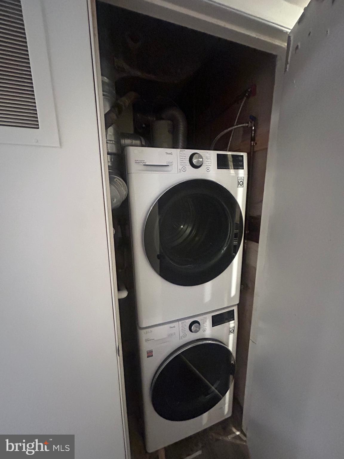 VILLAGE OF OAKLAND MILLS - Residential Lease