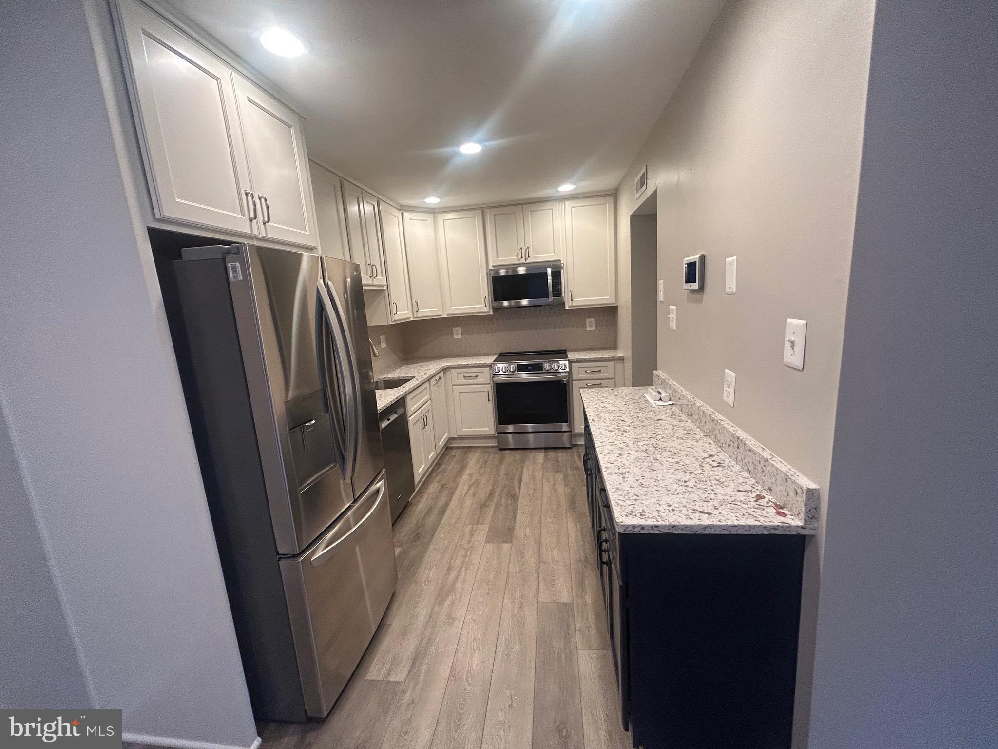 VILLAGE OF OAKLAND MILLS - Residential Lease