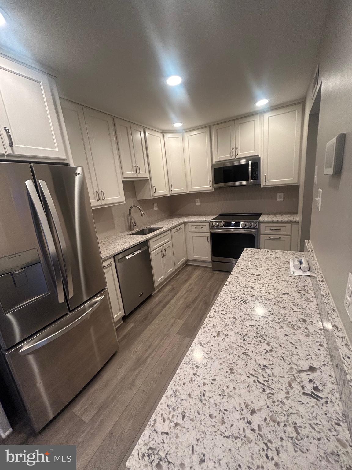 VILLAGE OF OAKLAND MILLS - Residential Lease