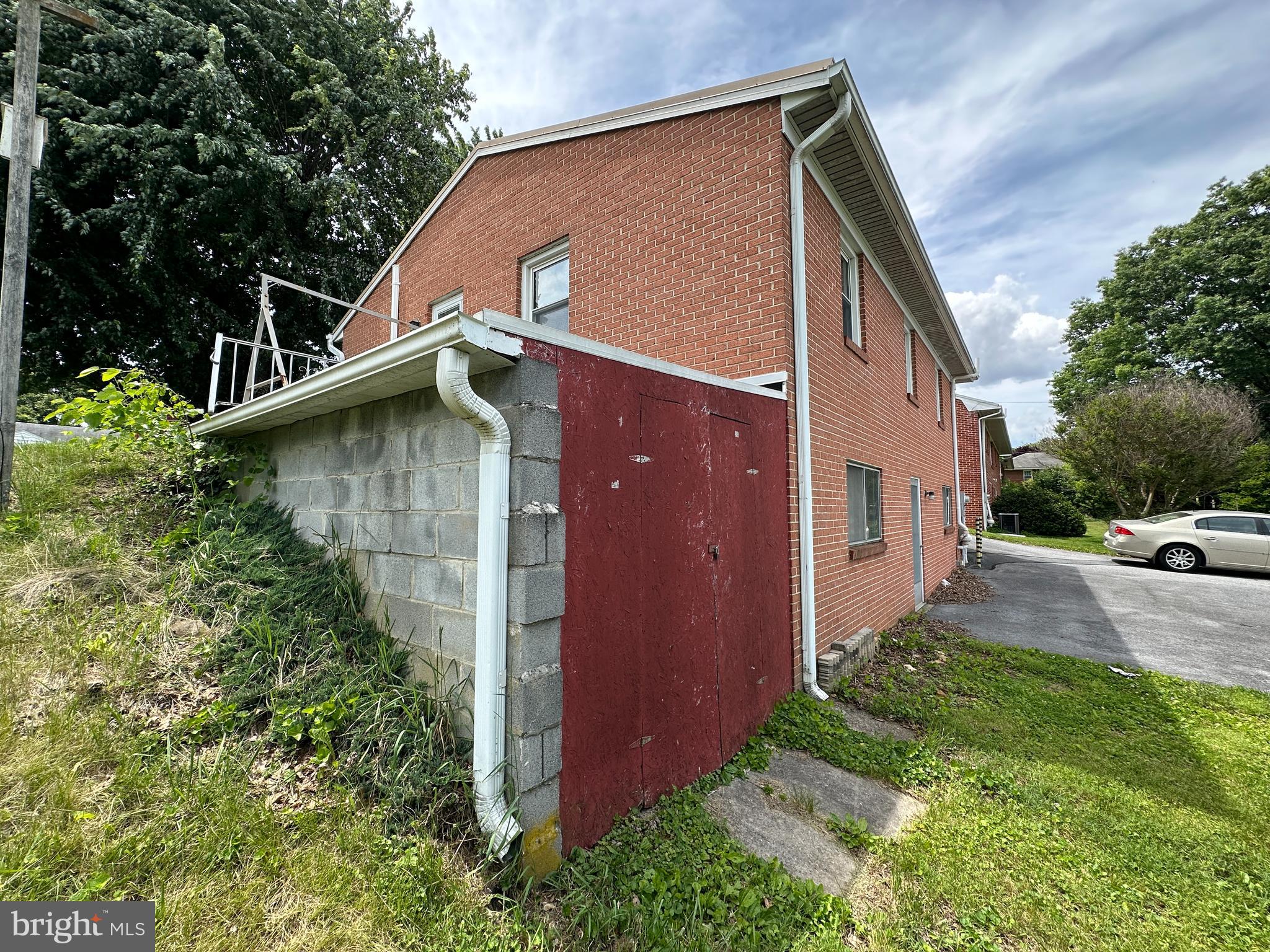 831 FAIRVIEW AVENUE