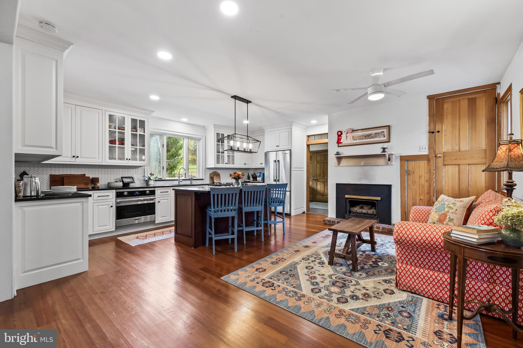 WHITE HALL - Residential