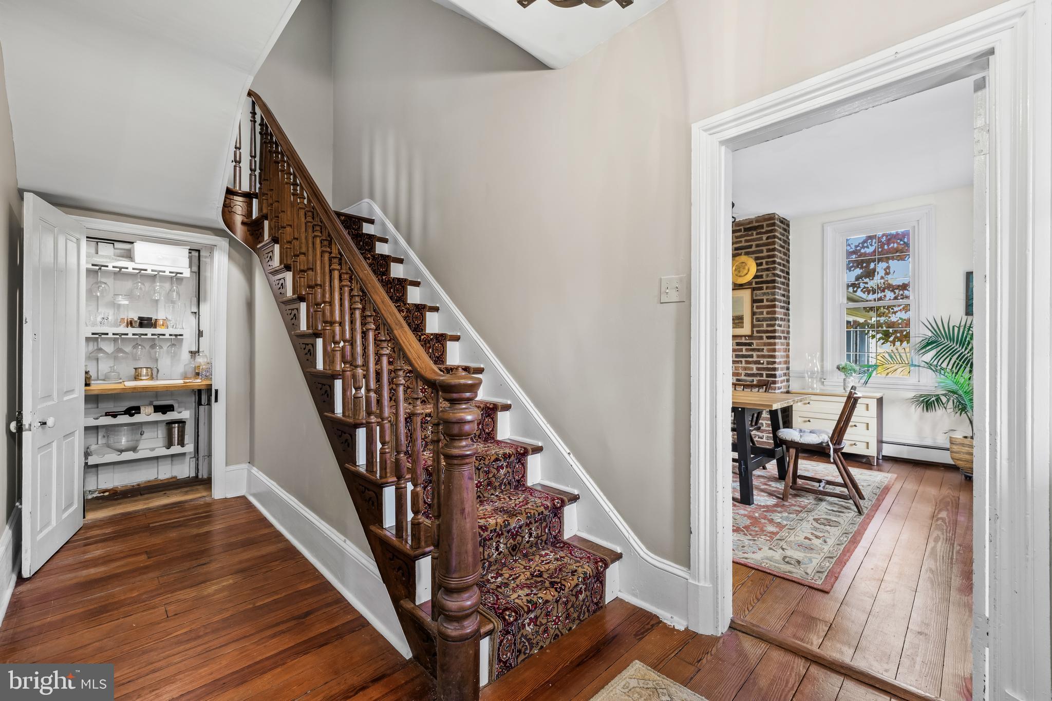 WHITE HALL - Residential