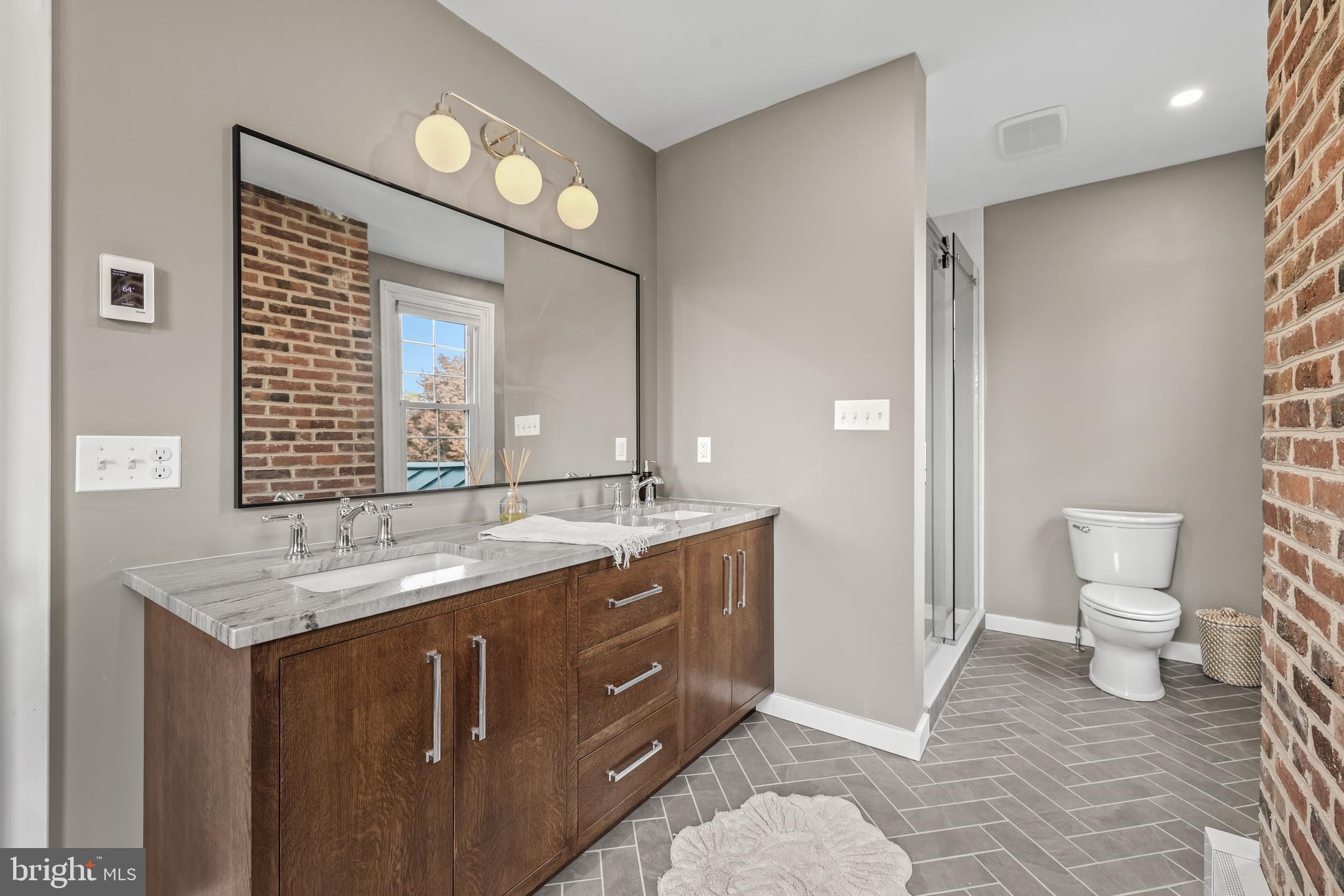 WHITE HALL - Residential