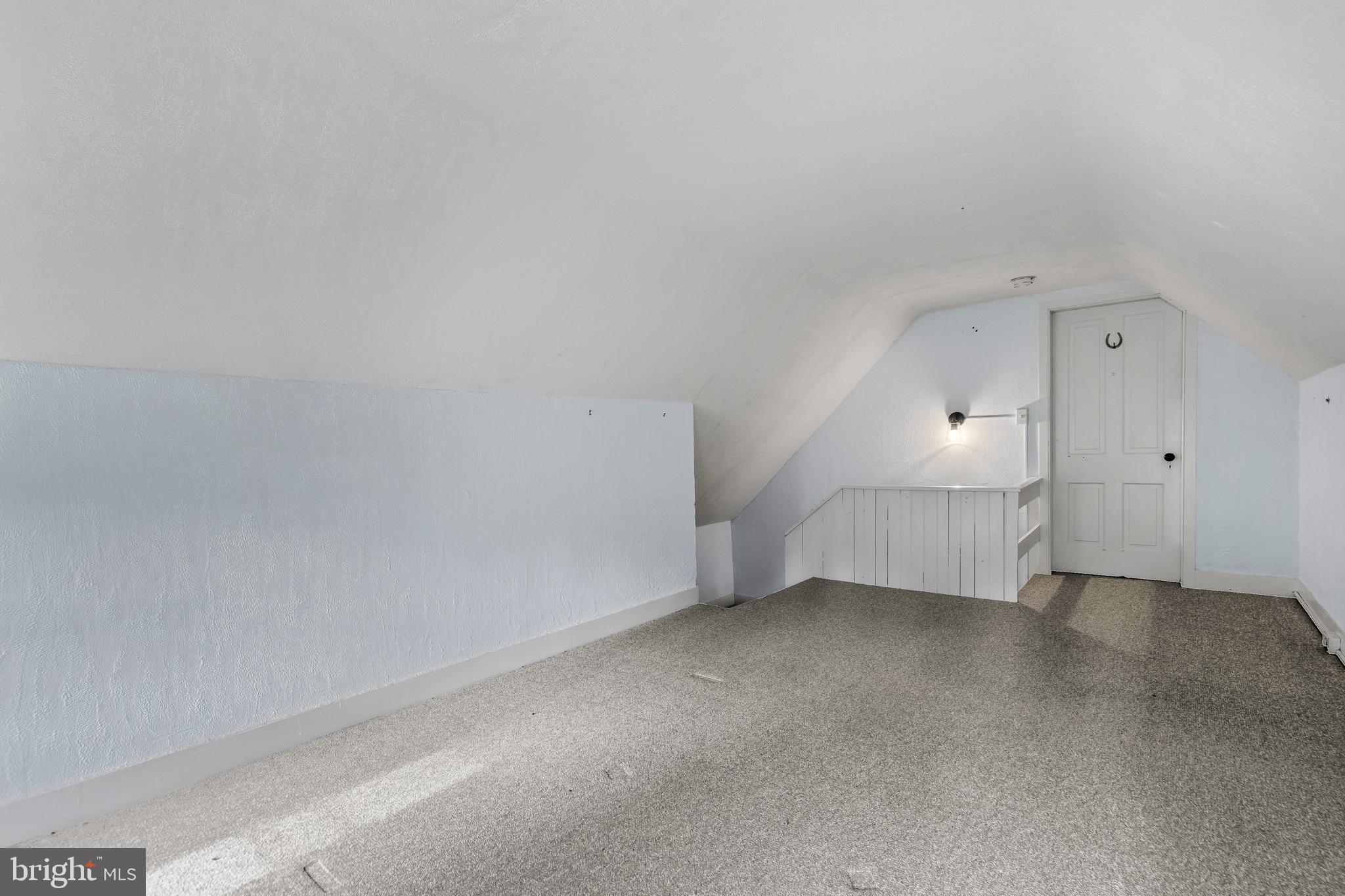 WHITE HALL - Residential