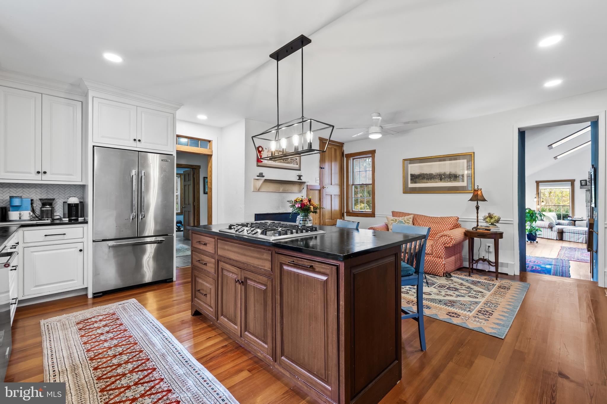 WHITE HALL - Residential