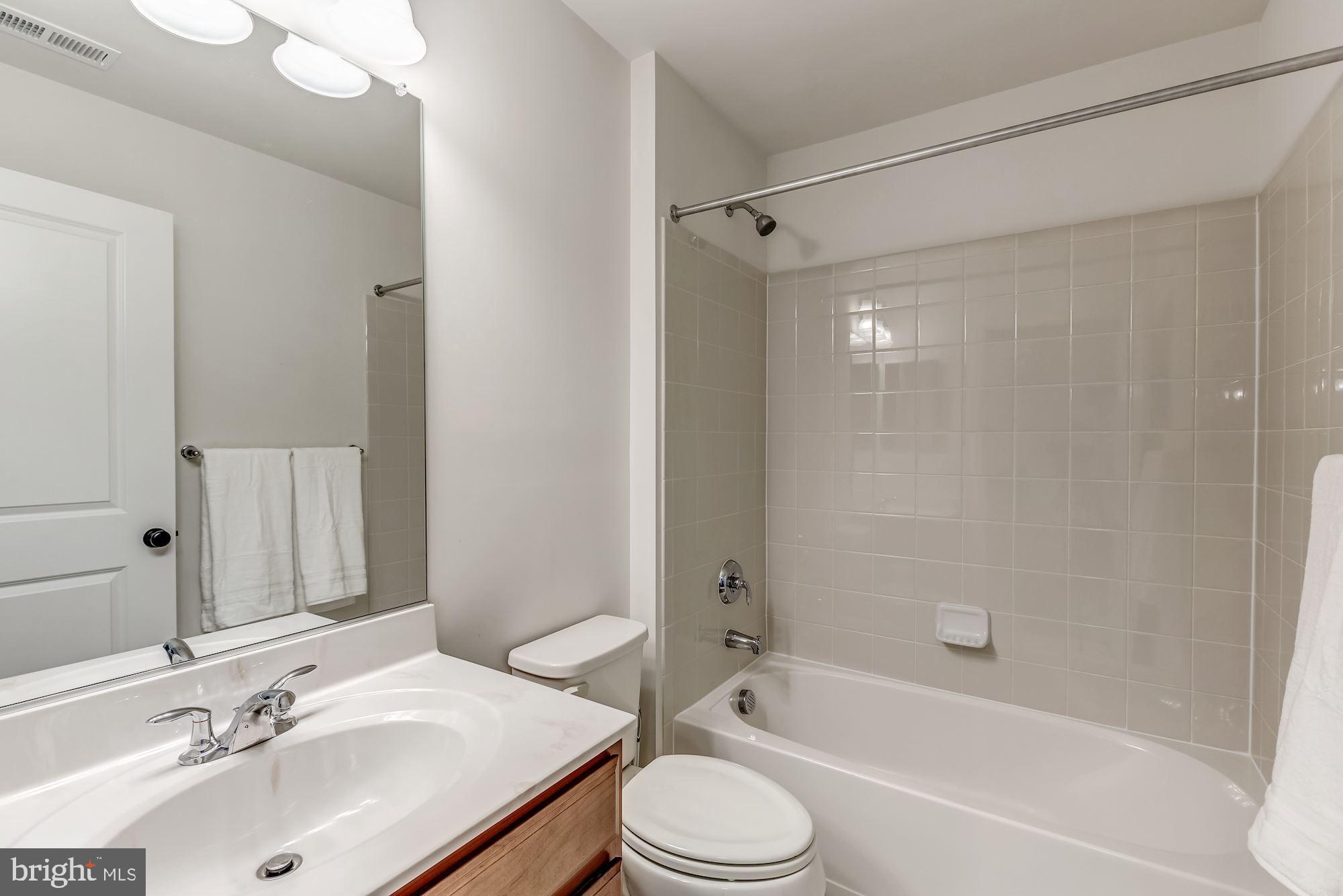 LOUDOUN VALLEY ESTATES 2 - Residential Lease