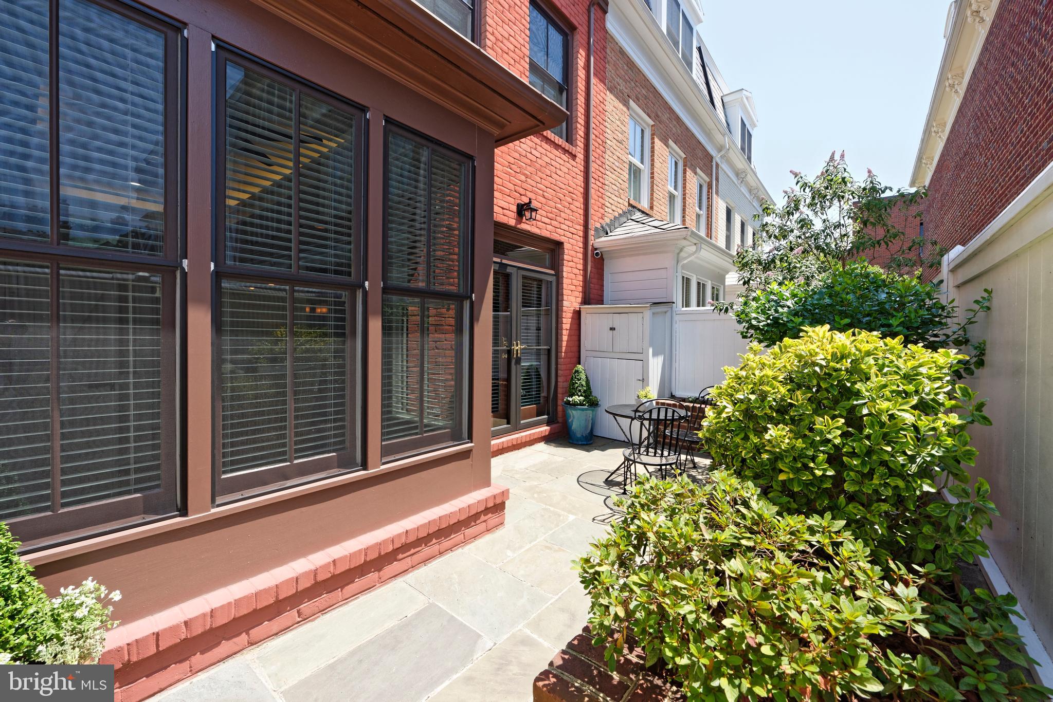 QUEENS ROW - Residential