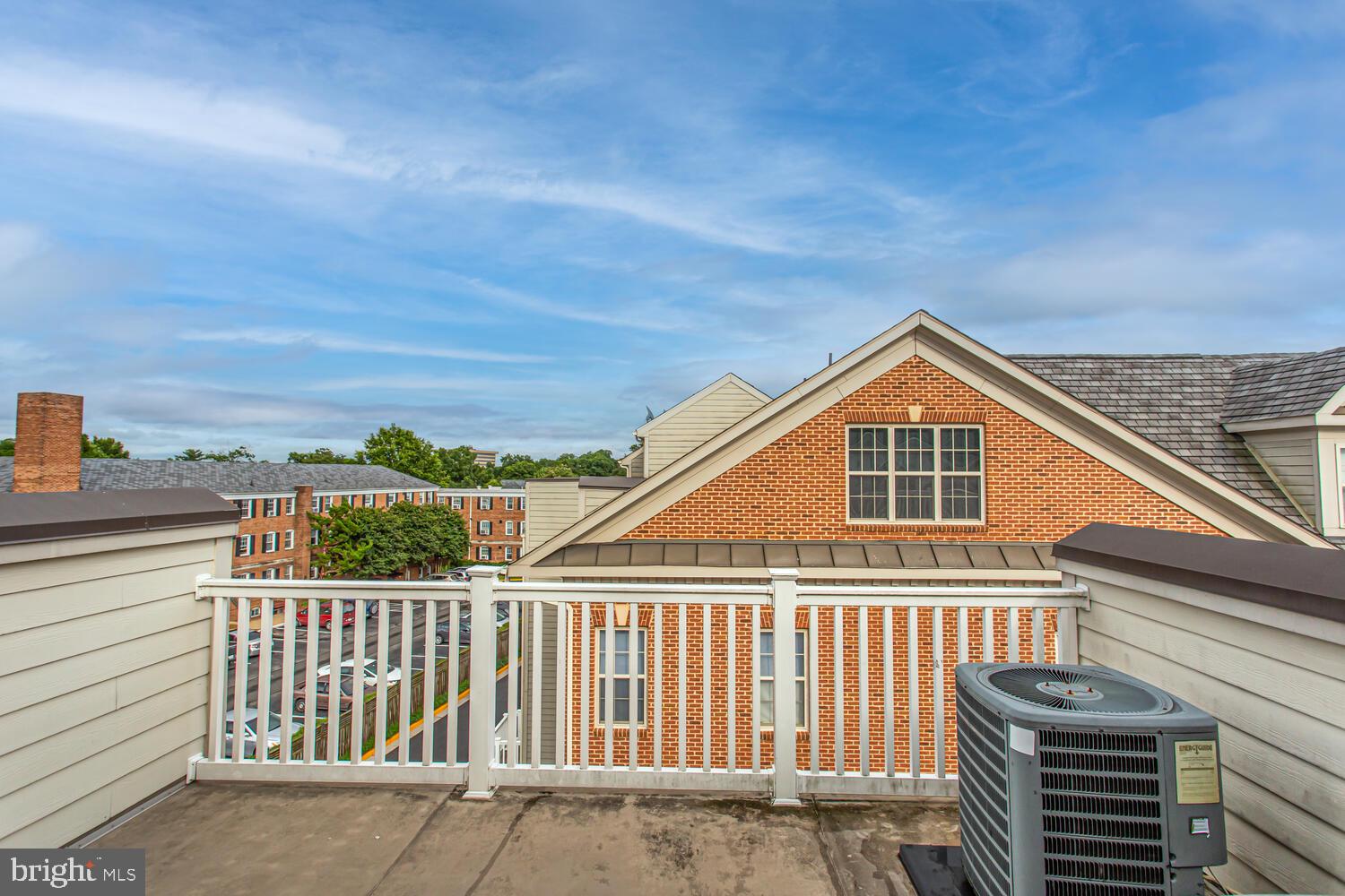 BUCKINGHAM COMMONS - Residential Lease