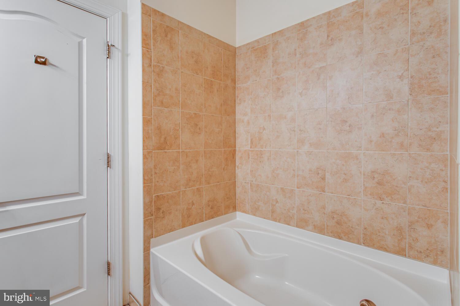 BUCKINGHAM COMMONS - Residential Lease