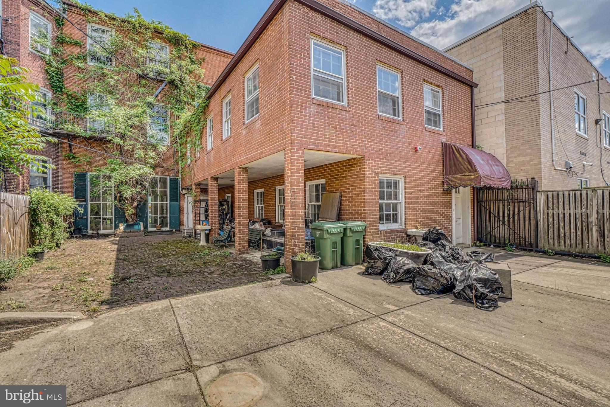 OLD GOUCHER - Commercial Sale