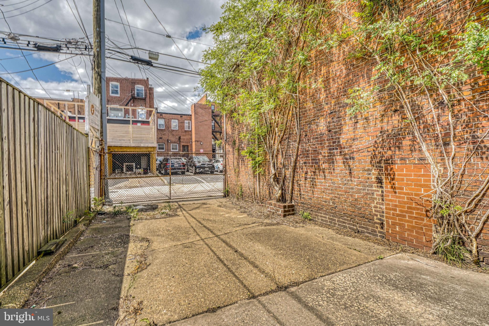 OLD GOUCHER - Commercial Sale