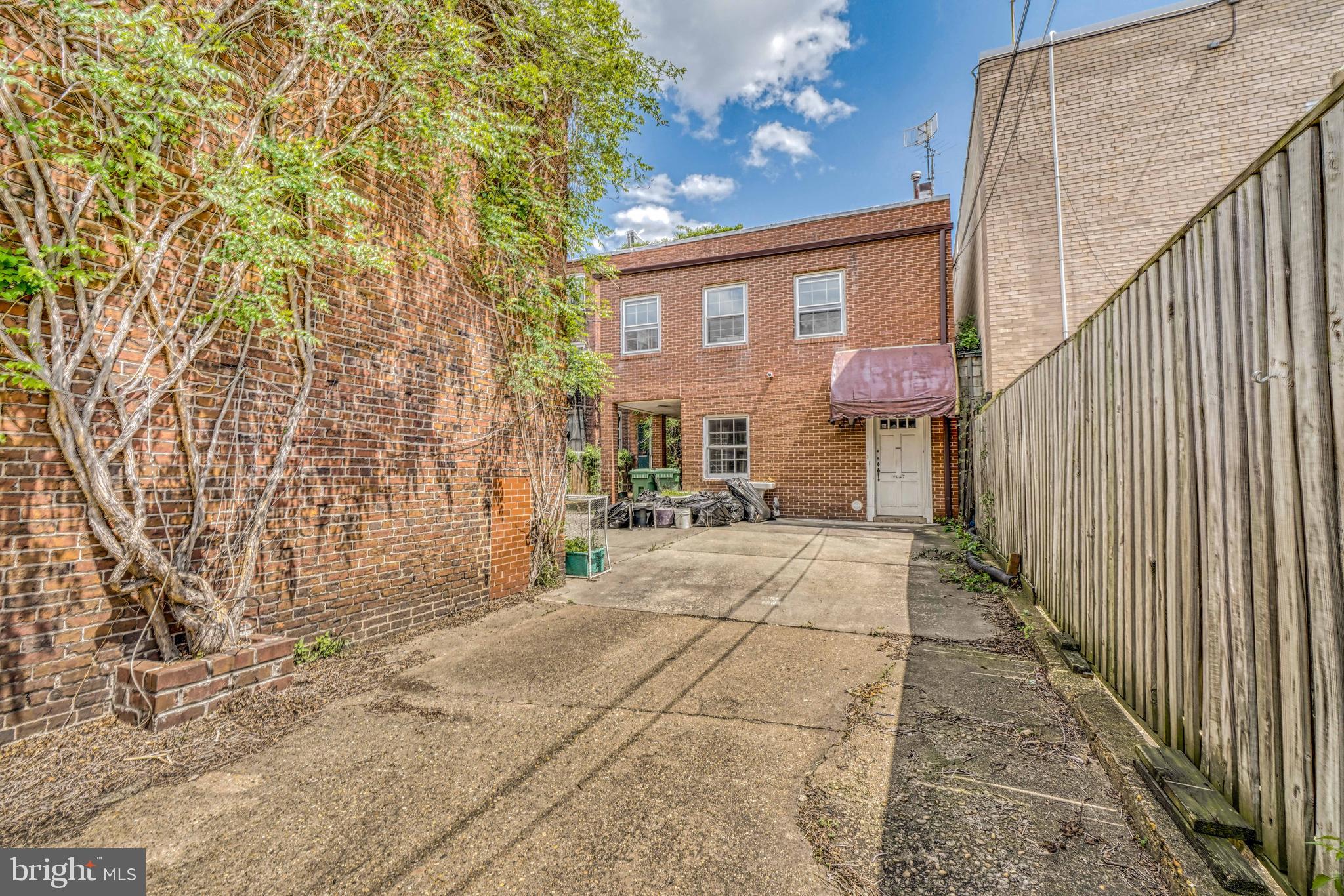 OLD GOUCHER - Commercial Sale