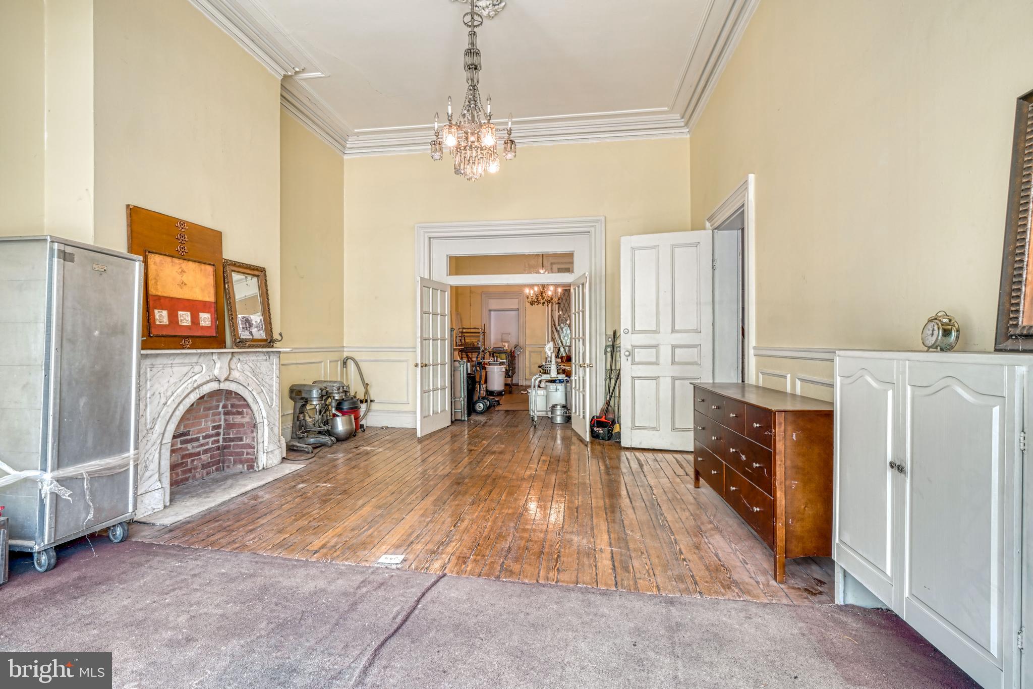 OLD GOUCHER - Commercial Sale