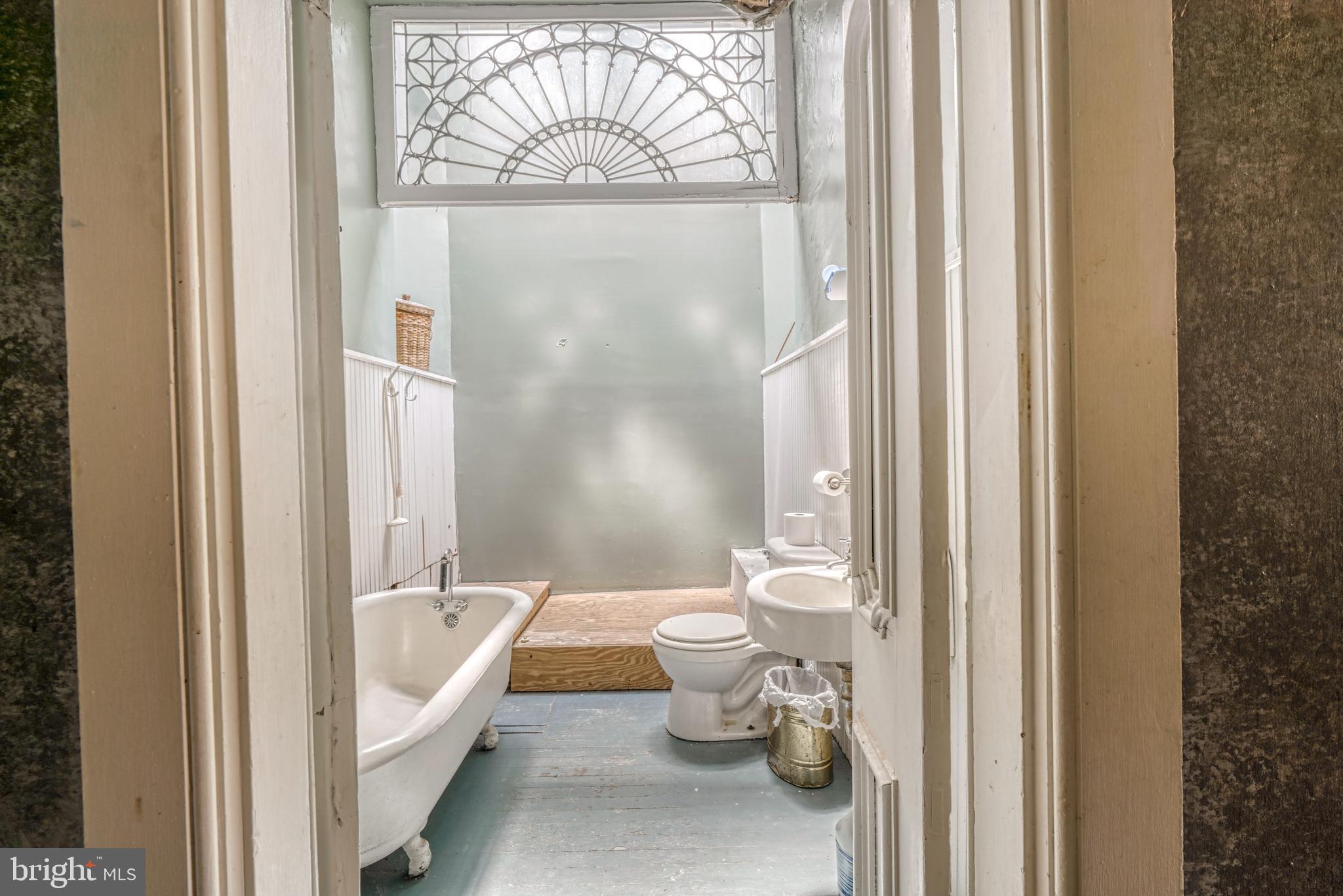 OLD GOUCHER - Commercial Sale