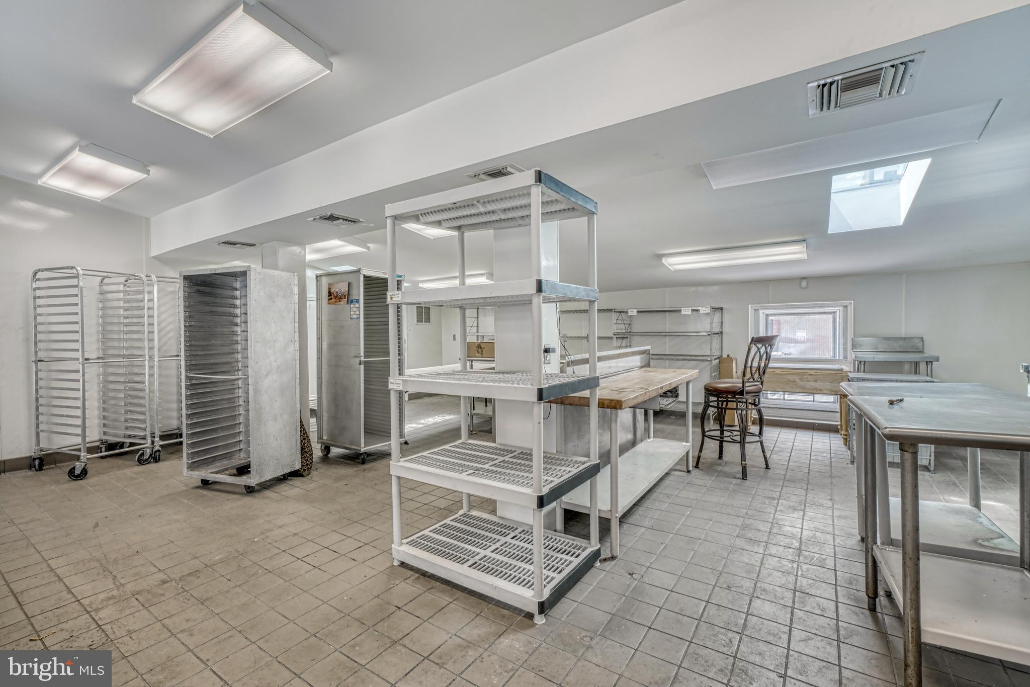 OLD GOUCHER - Commercial Sale