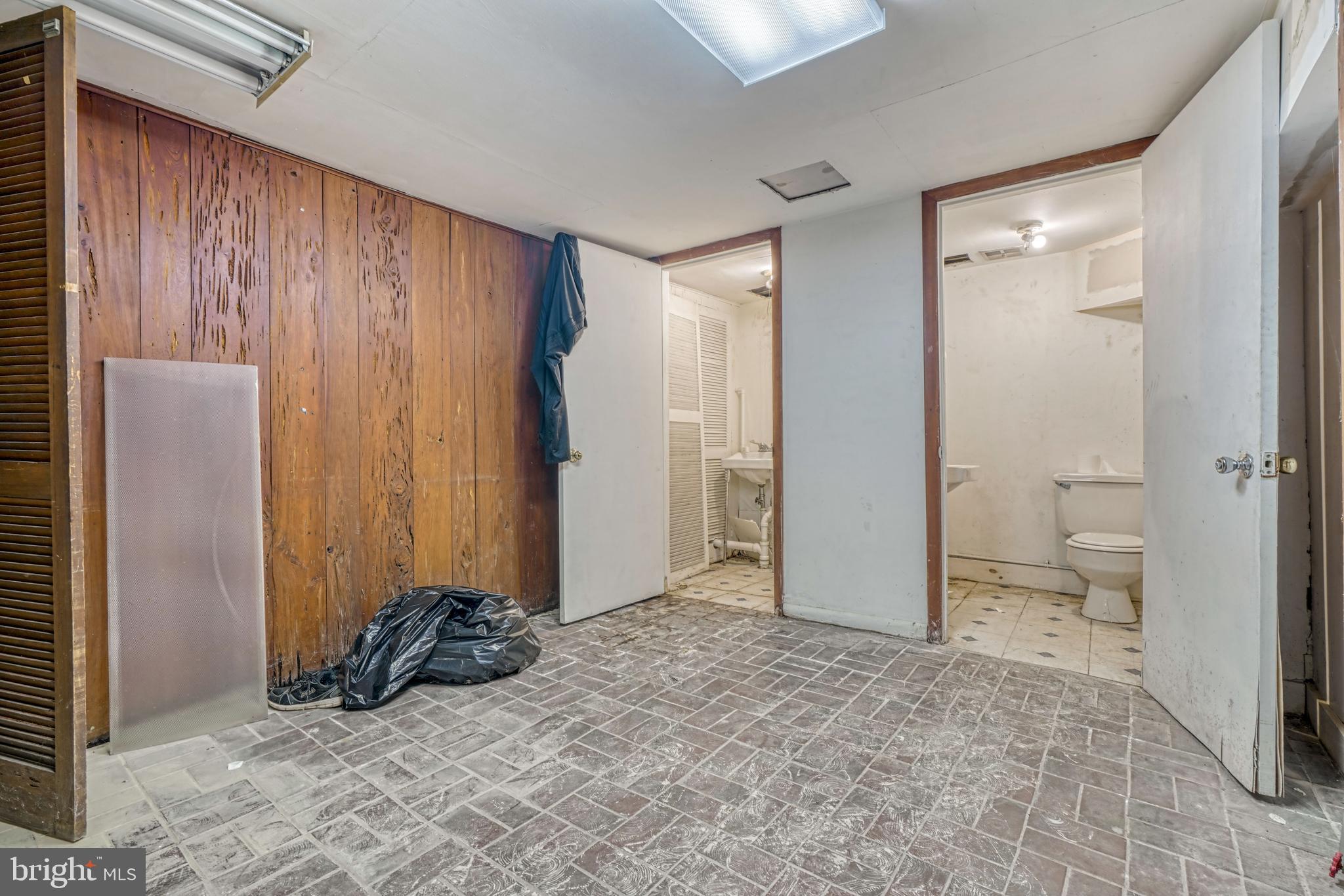 OLD GOUCHER - Commercial Sale