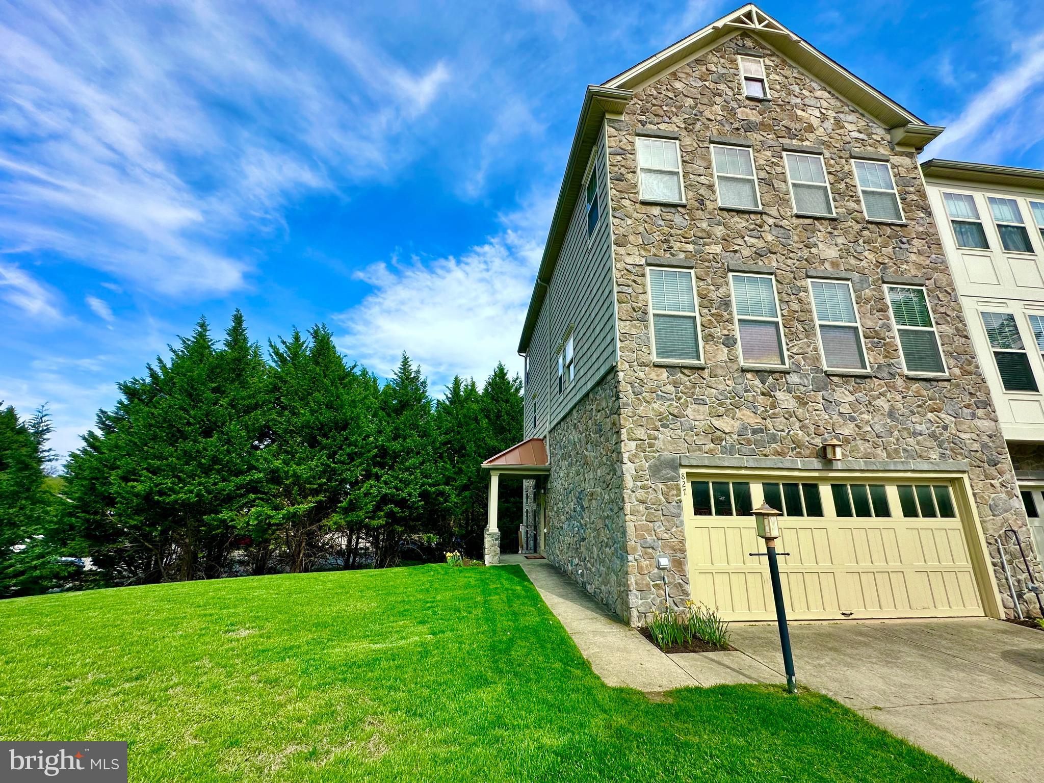 827 FREELAND COURT