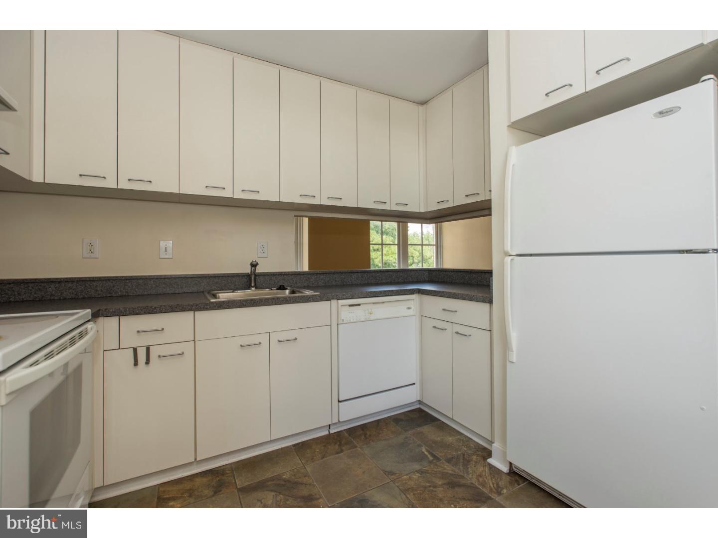 QUEEN VILLAGE - Residential