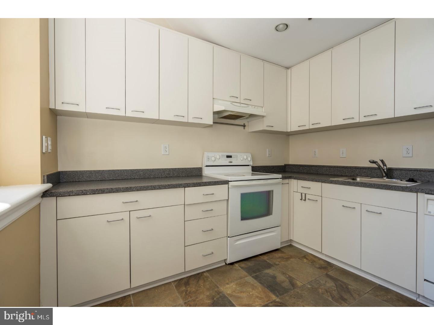 QUEEN VILLAGE - Residential