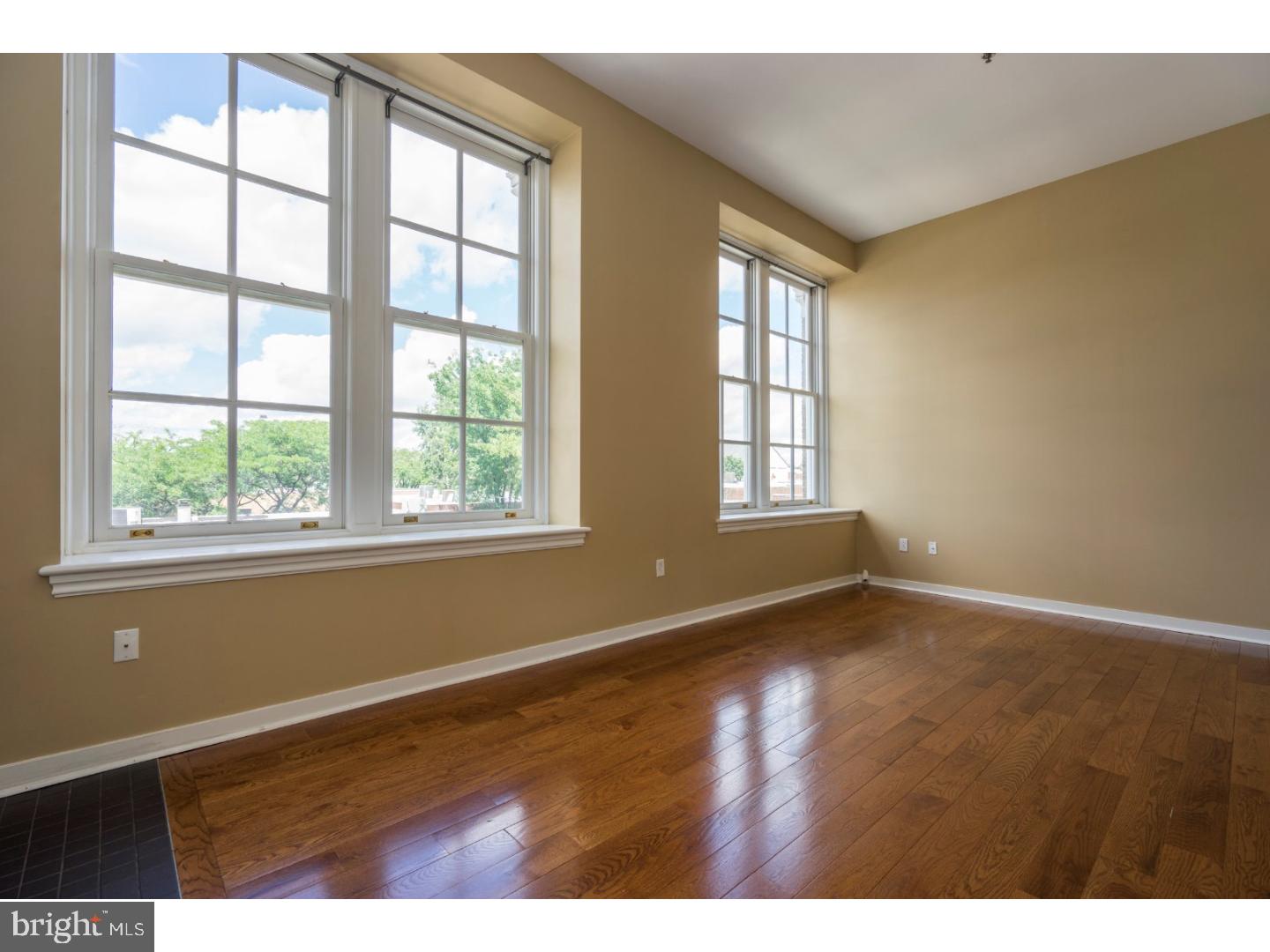 QUEEN VILLAGE - Residential