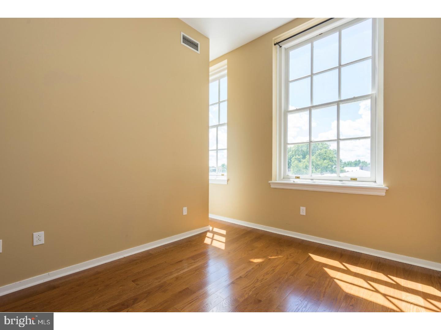 QUEEN VILLAGE - Residential