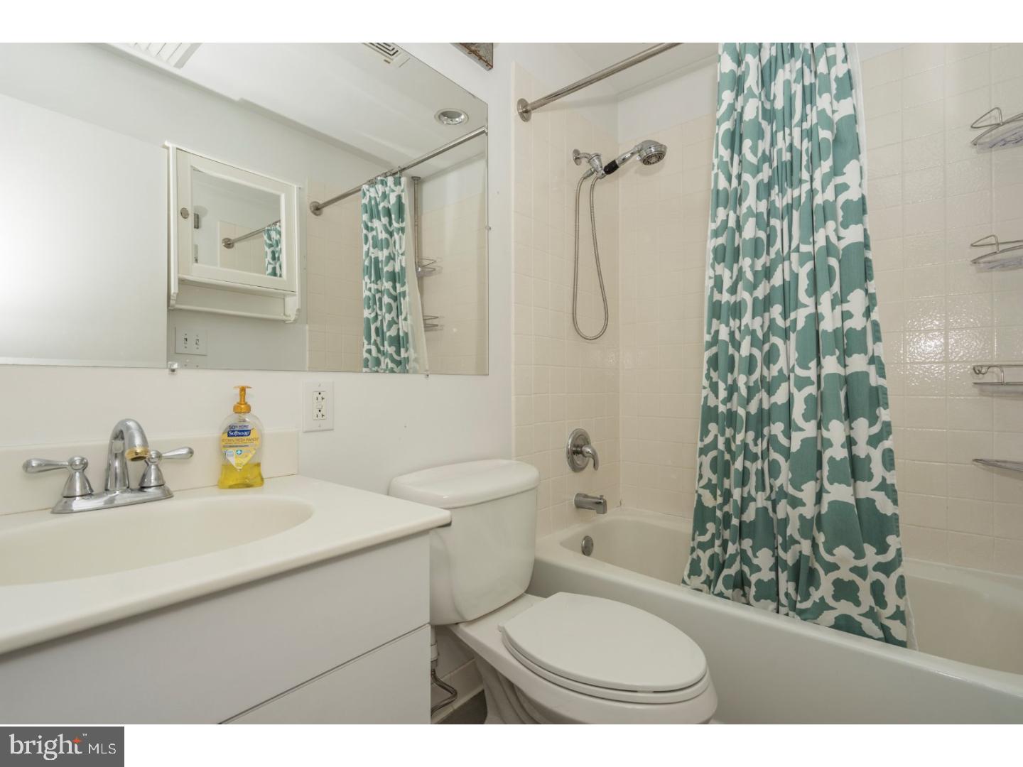 QUEEN VILLAGE - Residential