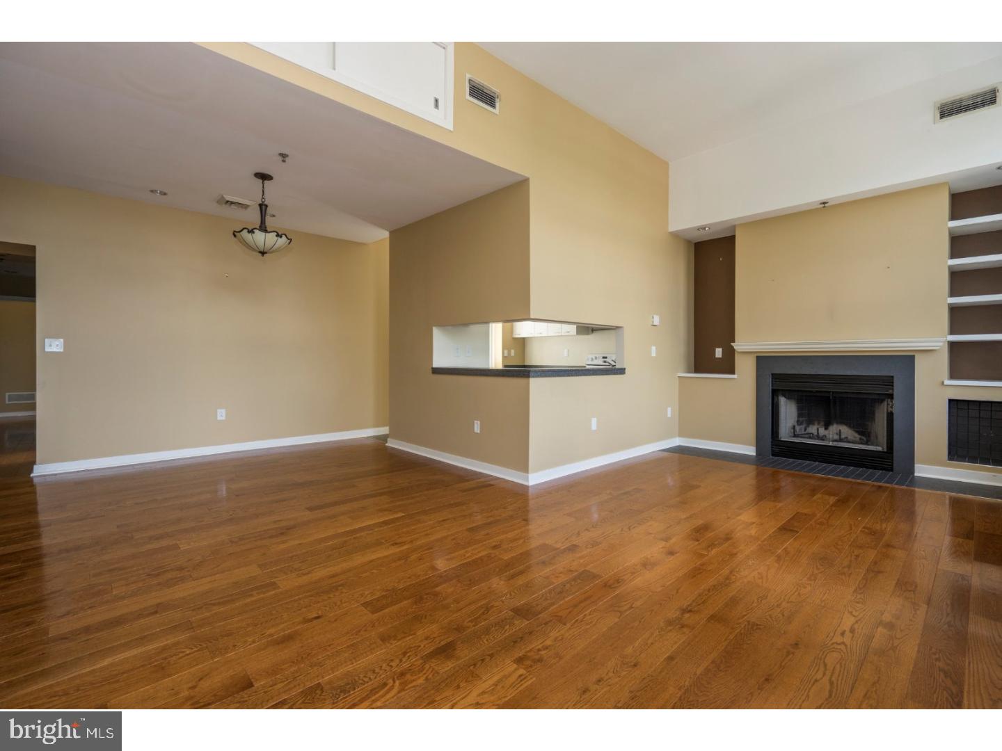 QUEEN VILLAGE - Residential