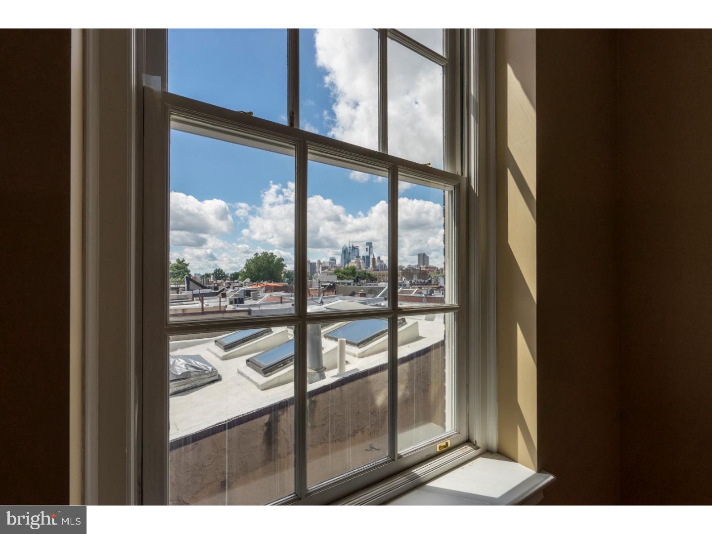 QUEEN VILLAGE - Residential