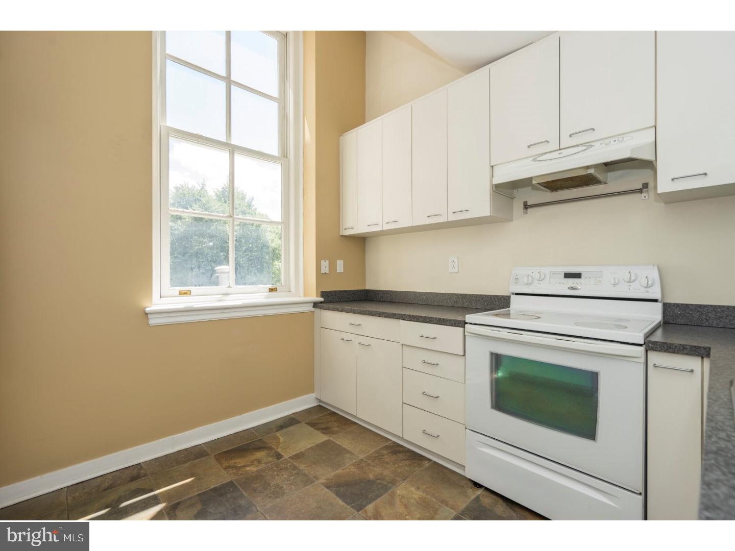 QUEEN VILLAGE - Residential