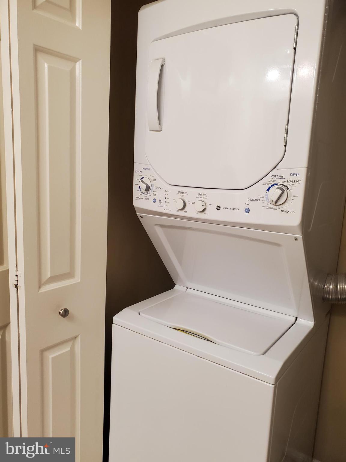 FOUR WINDS AT OAKTON - Residential Lease