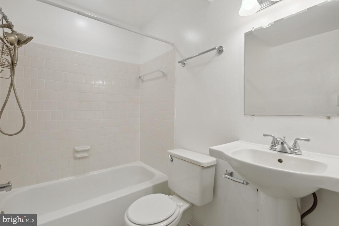 FARMINGDALE ESTATES - Residential Lease