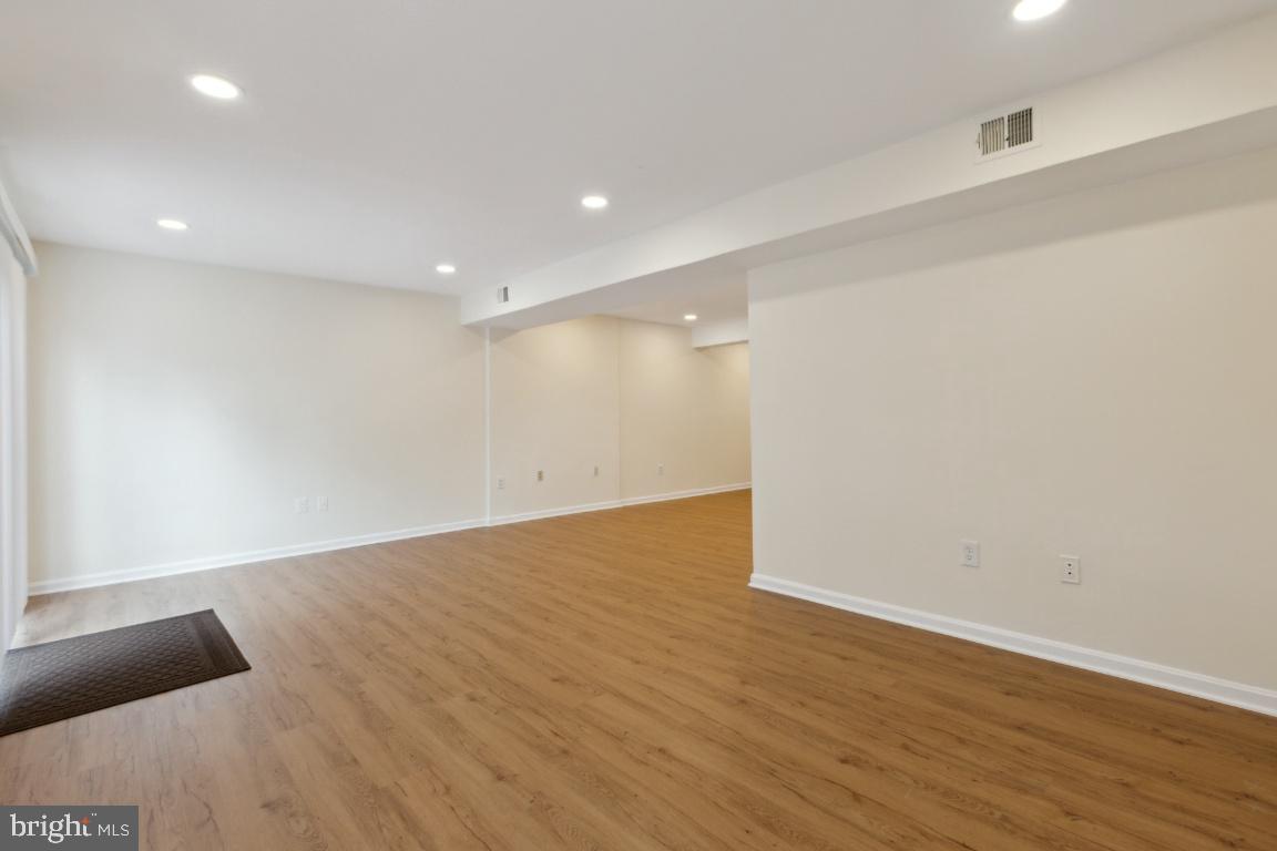 FARMINGDALE ESTATES - Residential Lease