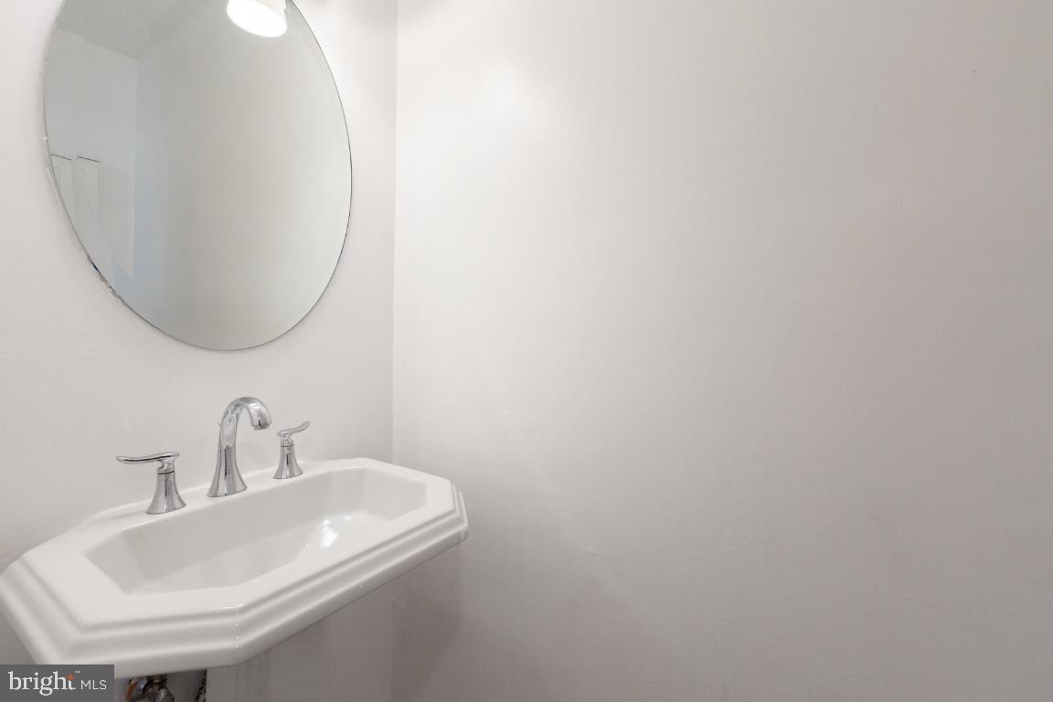 FARMINGDALE ESTATES - Residential Lease