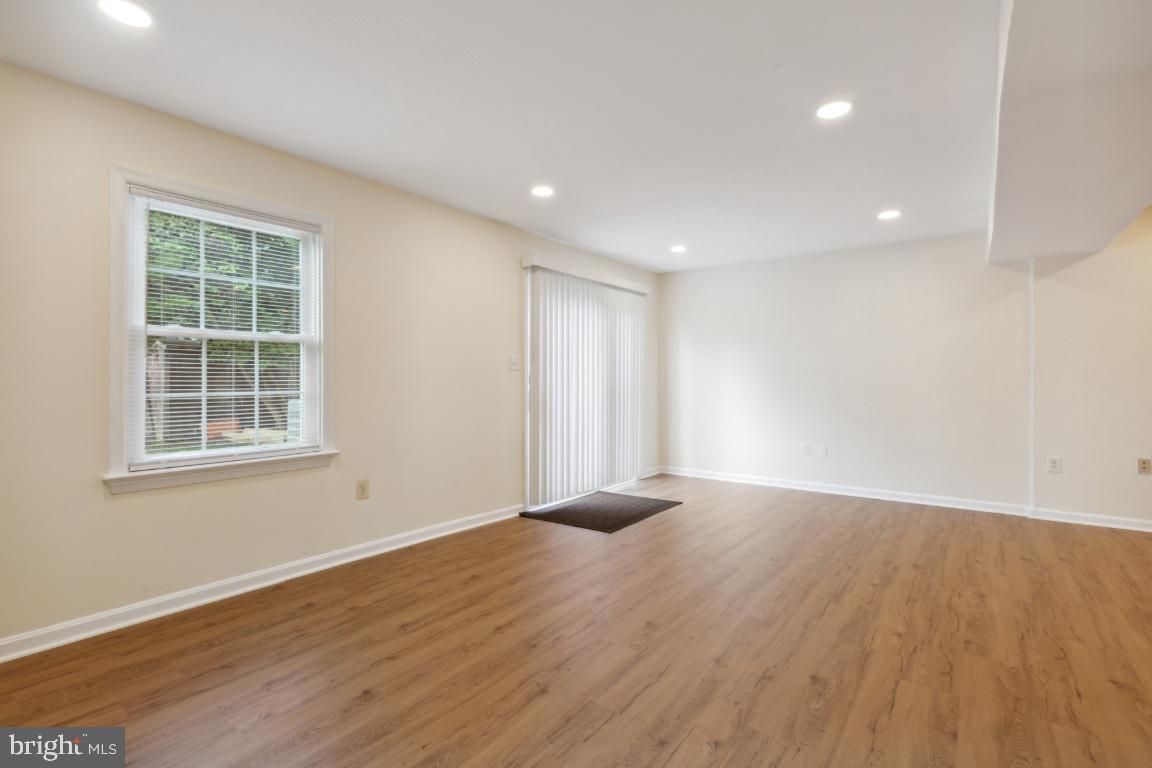 FARMINGDALE ESTATES - Residential Lease